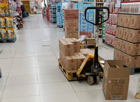 元旦超市備貨忙，手動液壓搬運車來助力