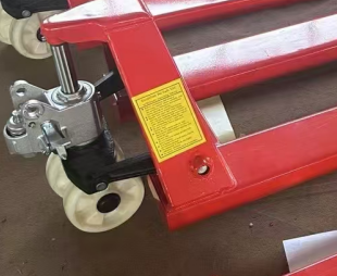 冠航手動液壓搬運車的液壓泵工作原理